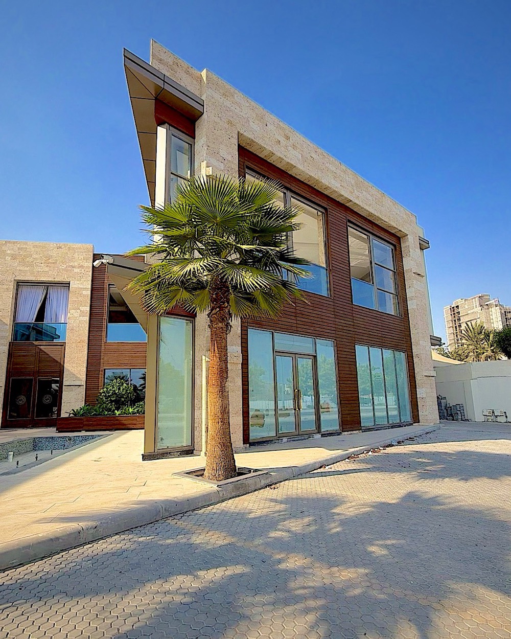 المبنى التجاري — الواجهة الجانبية